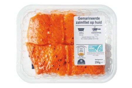 gemarineerde zalmfilet op huid