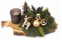 kerststuk op houten broodplank