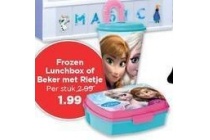 frozen lunchbox of beker met rietje