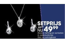 zilveren ketting en oorbellen in cadeaudoosje