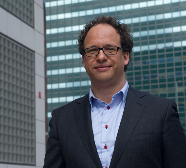 Het verlof dat partners na de geboorte van hun kind krijgen, wordt vergroot. Het verlof dat partners na de geboorte van hun kind krijgen, wordt vergroot.