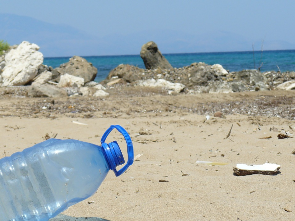 Europese Commissie wil 'plastic soep' in oceanen tegengaan
