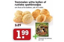 trommelen witte bollen of rustieke speltbroodjes