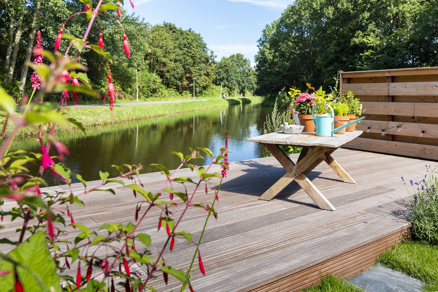 Tuin aan het water met vlonderterras Garden concept in Hoofddorp