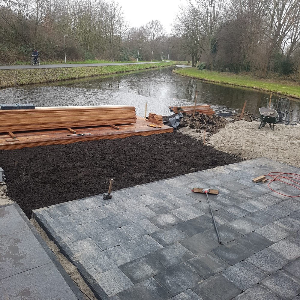 Tuin aan het water met vlonderterras Garden concept in Hoofddorp