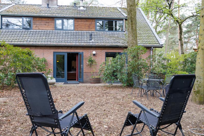 terras zitje met relaxstoelen met uitzicht op het bos