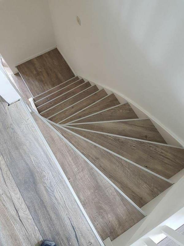 traprenovatie met pvc met witte stootborden